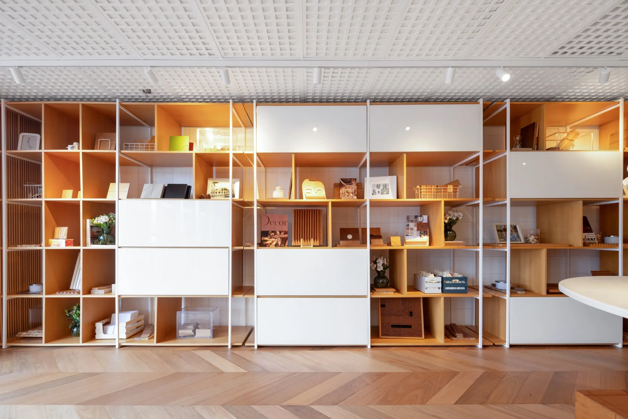 Mobiliário, painéis e acabamentos em madeira no showroom Elo Home by IP