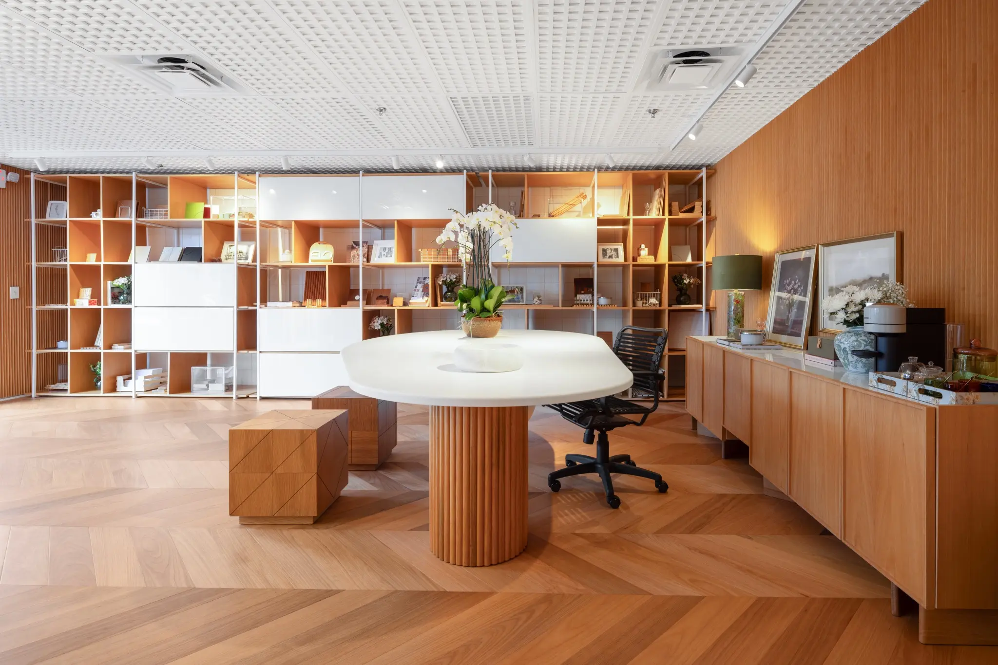 Mobiliário, painéis e acabamentos em madeira no showroom Elo Home by IP