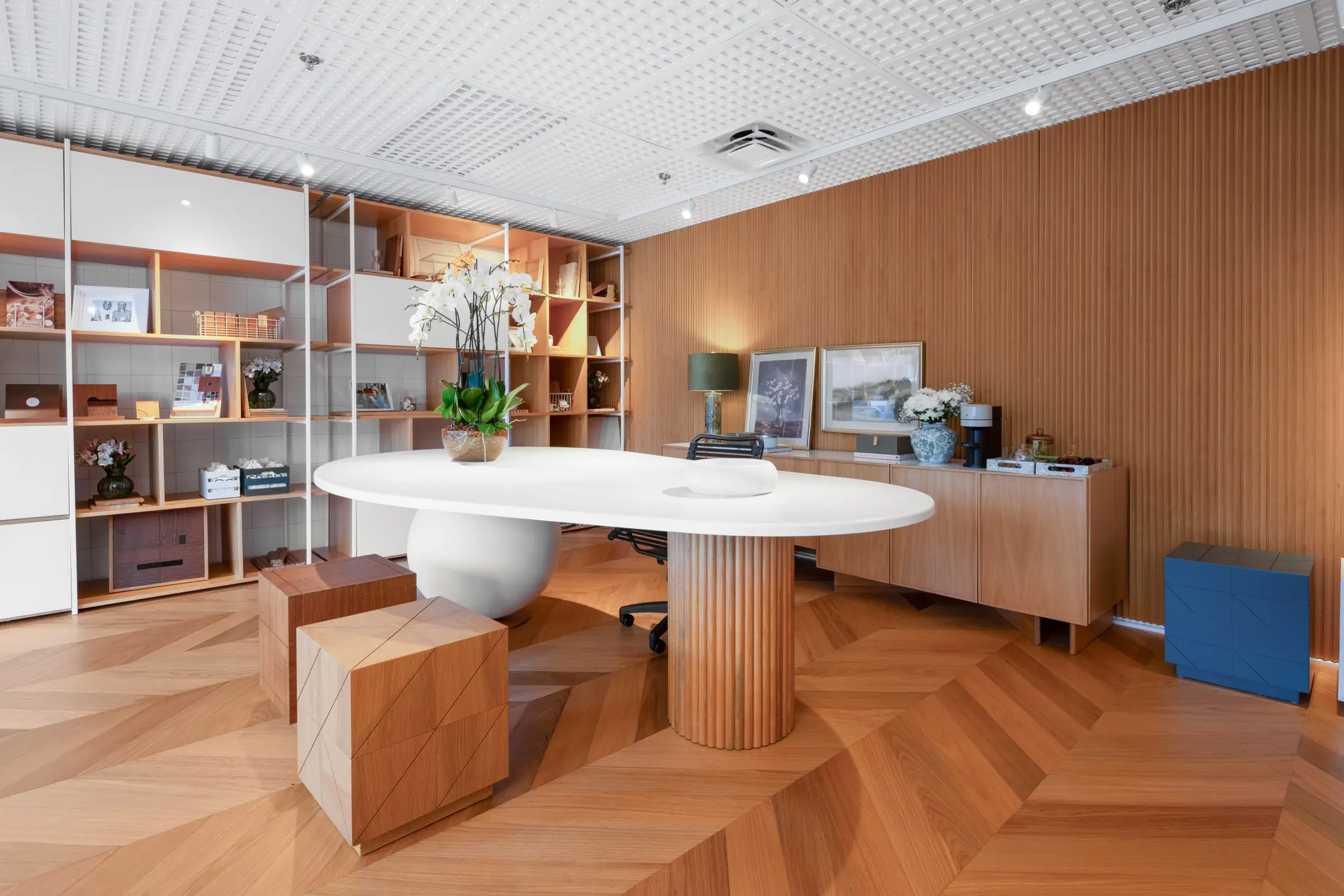 Mobiliário, painéis e acabamentos em madeira no showroom Elo Home by IP