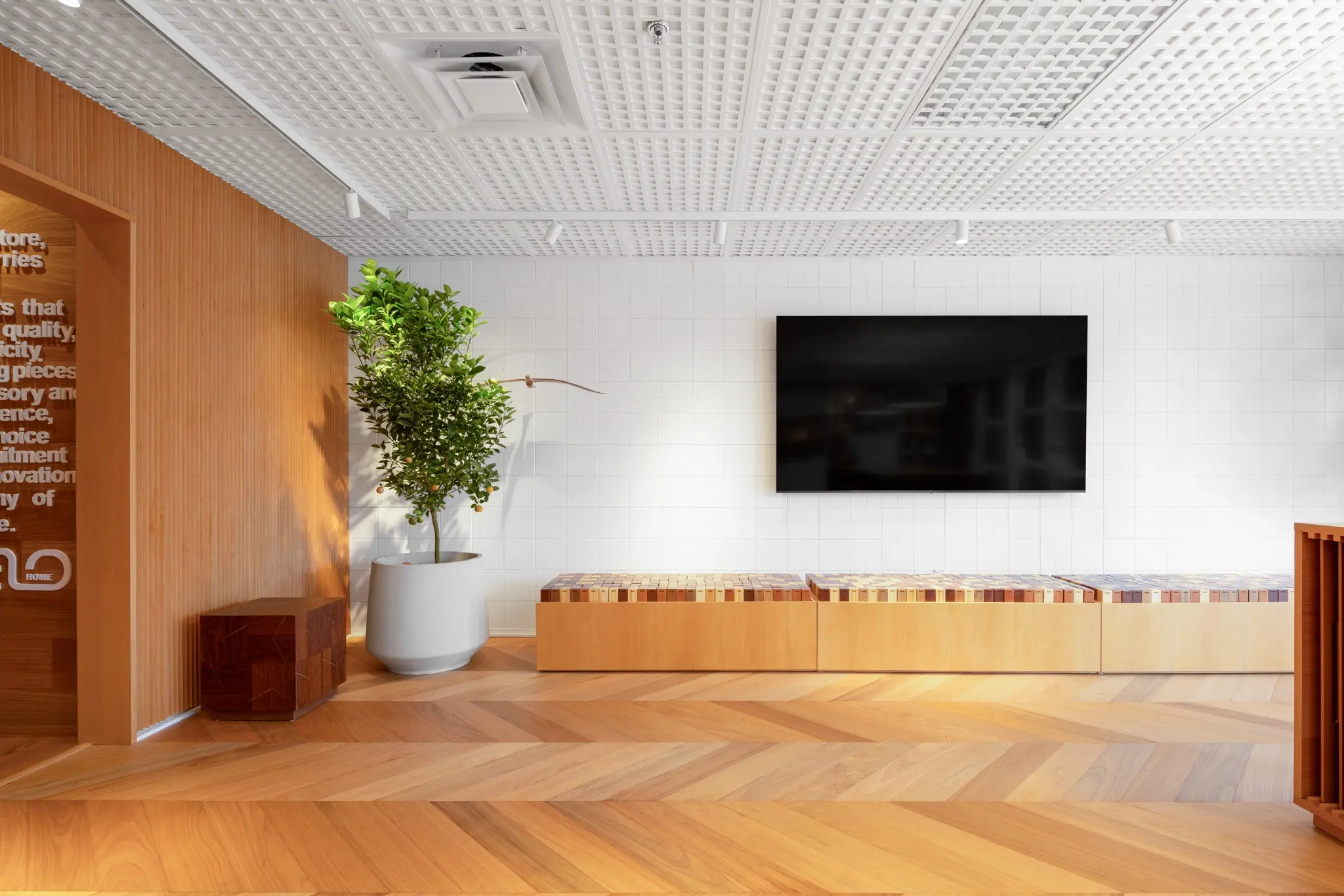 Mobiliário, painéis e acabamentos em madeira no showroom Elo Home by IP
