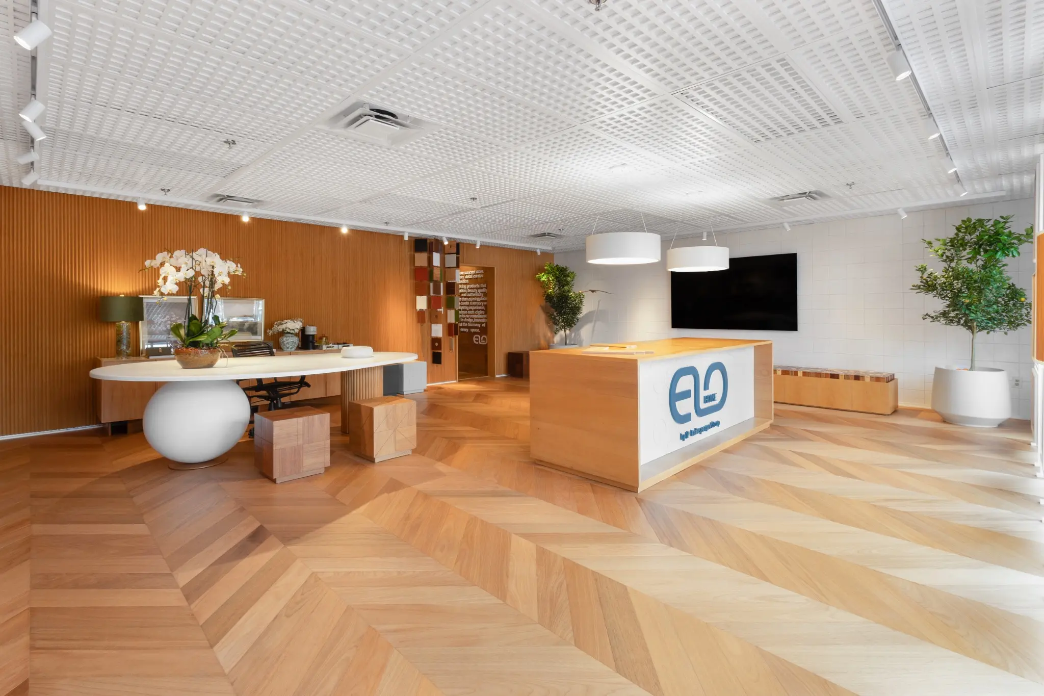 Mobiliário, painéis e acabamentos em madeira no showroom Elo Home by IP