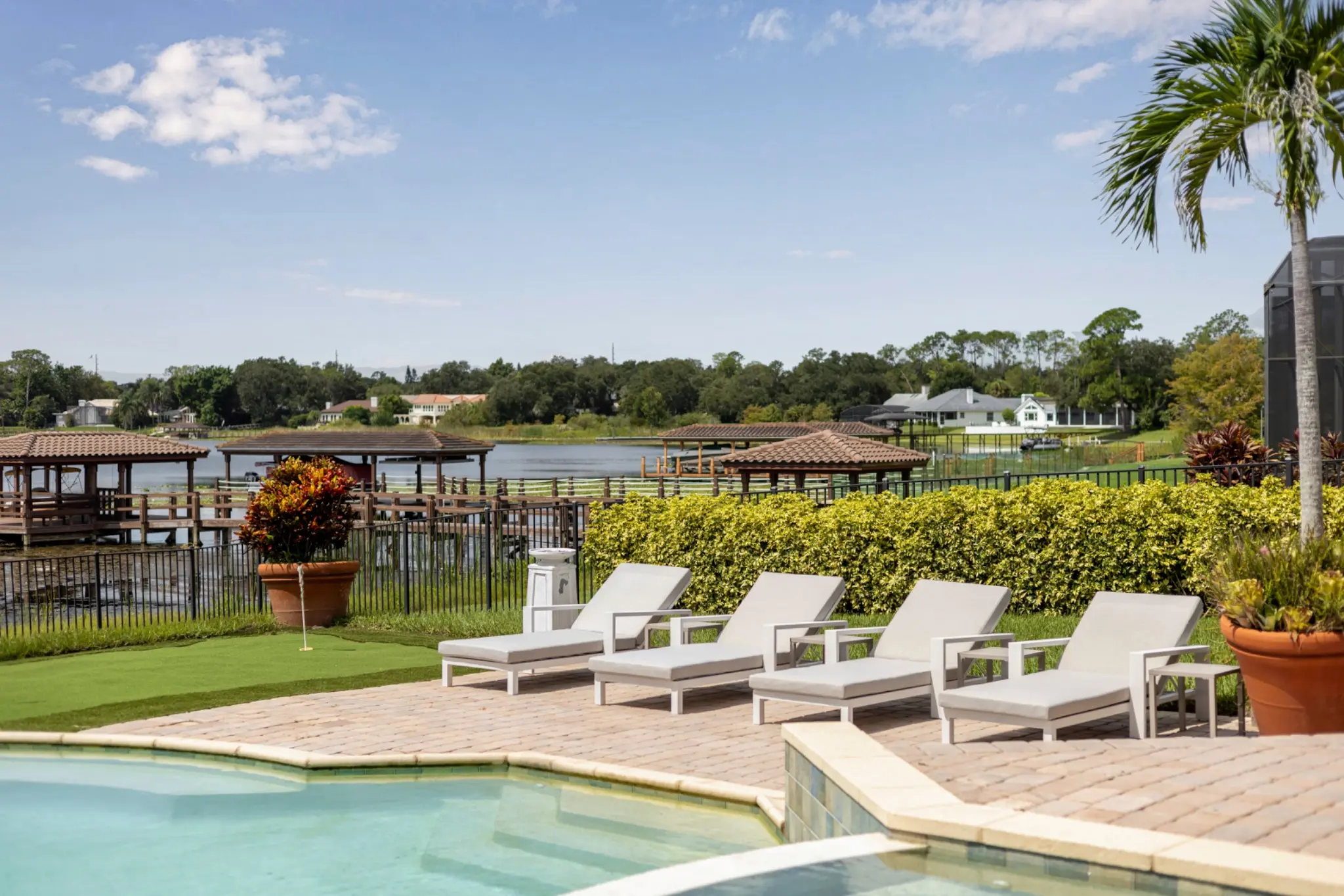 Área externa e piscina de casa preparada para venda em Orlando