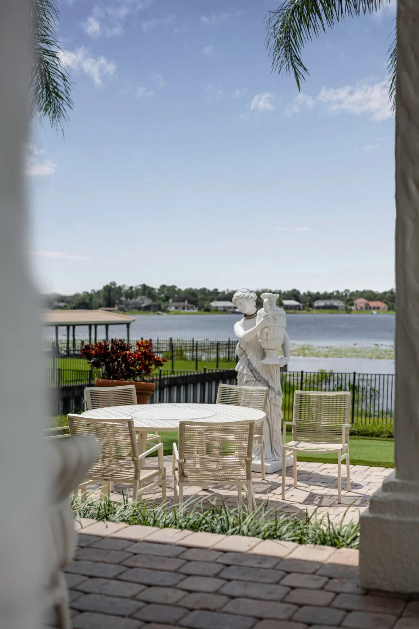 Área externa e piscina de casa preparada para venda em Orlando