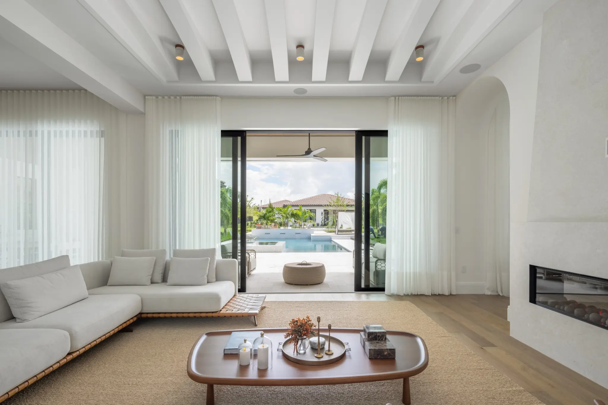 Fotografia de cortinas sob medida da Maza Decor em casa modelo no Bella Collina