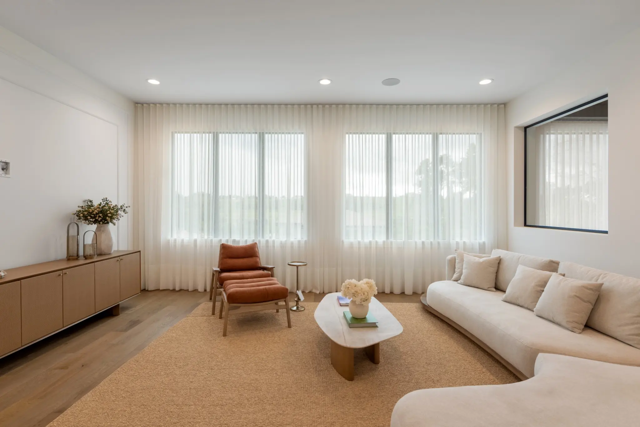 Fotografia de cortinas sob medida da Maza Decor em casa modelo no Bella Collina