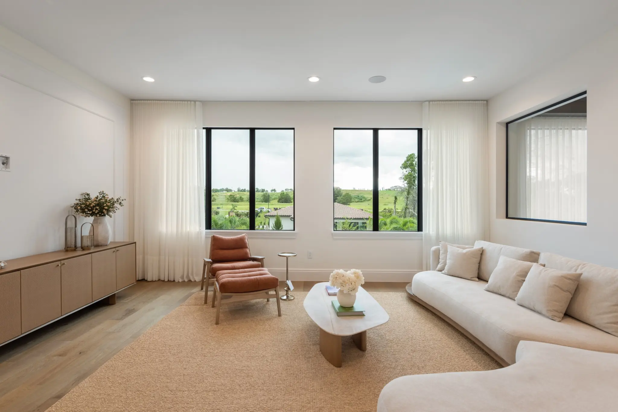 Fotografia de cortinas sob medida da Maza Decor em casa modelo no Bella Collina