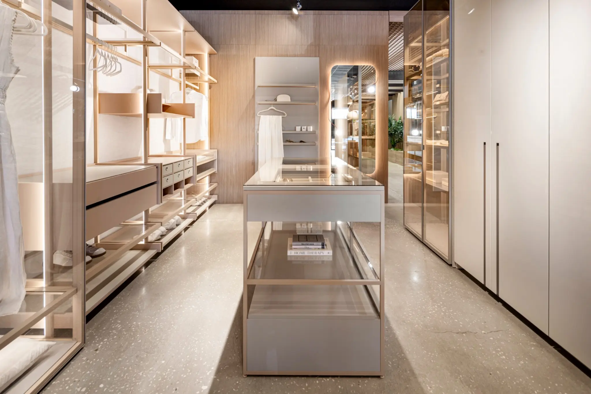 Marcenaria planejada, acabamentos e ambientes do showroom da SCA Orlando