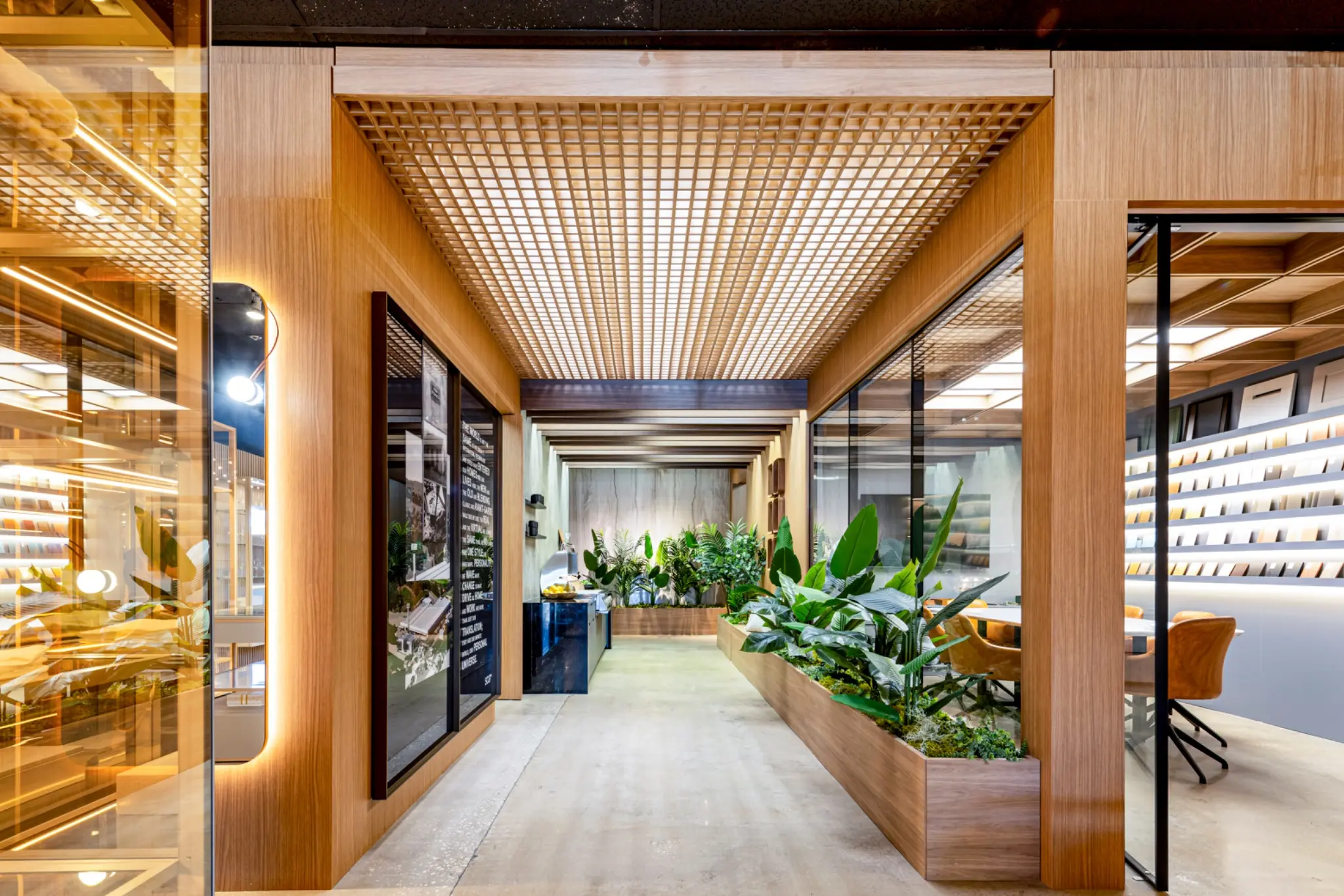 Marcenaria planejada, acabamentos e ambientes do showroom da SCA Orlando