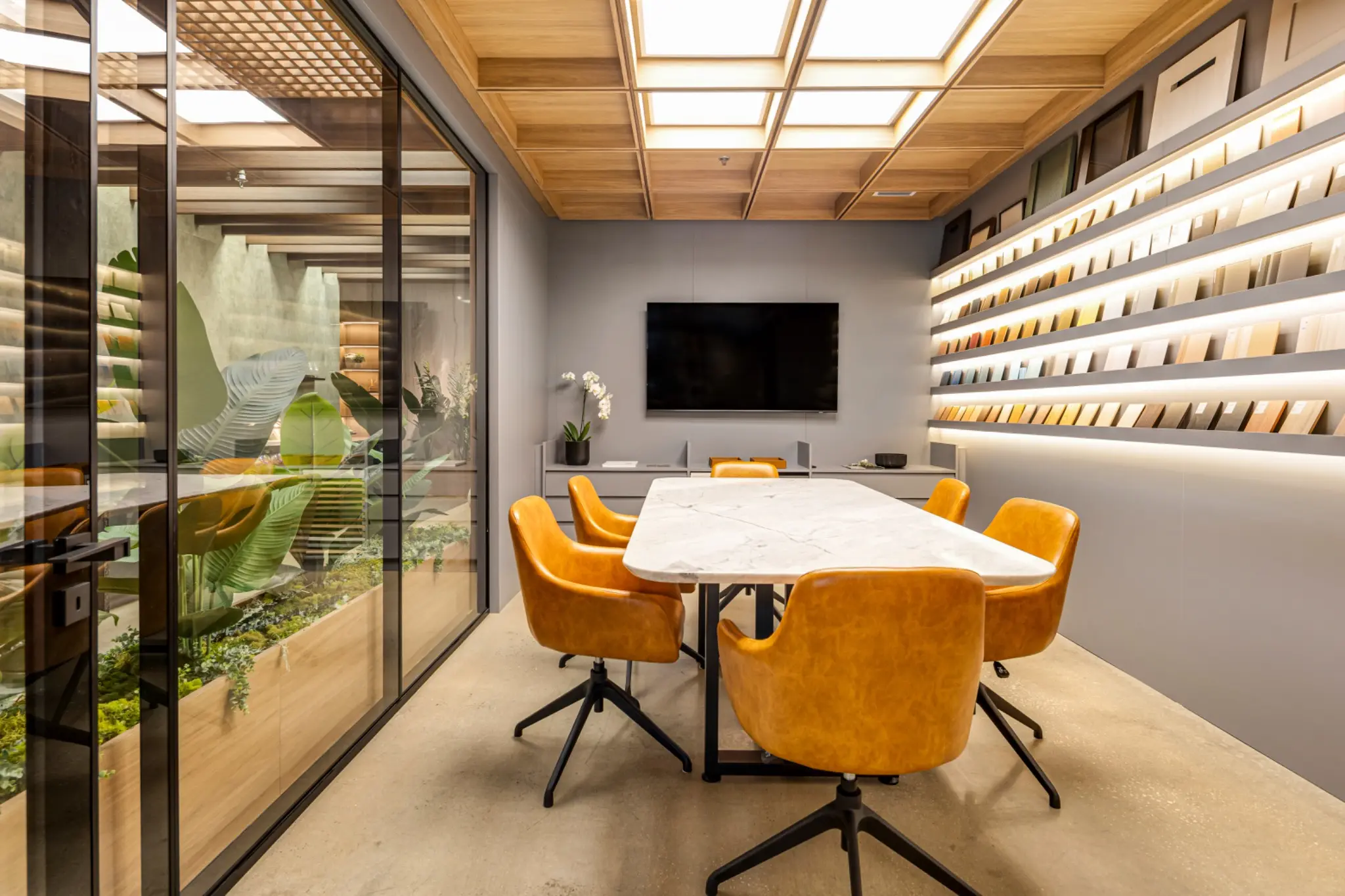 Marcenaria planejada, acabamentos e ambientes do showroom da SCA Orlando