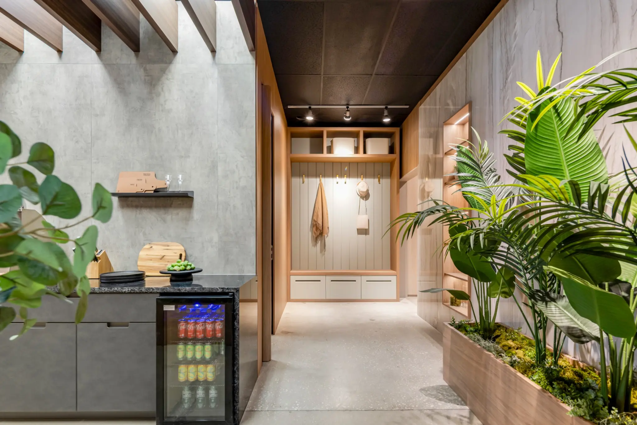 Marcenaria planejada, acabamentos e ambientes do showroom da SCA Orlando