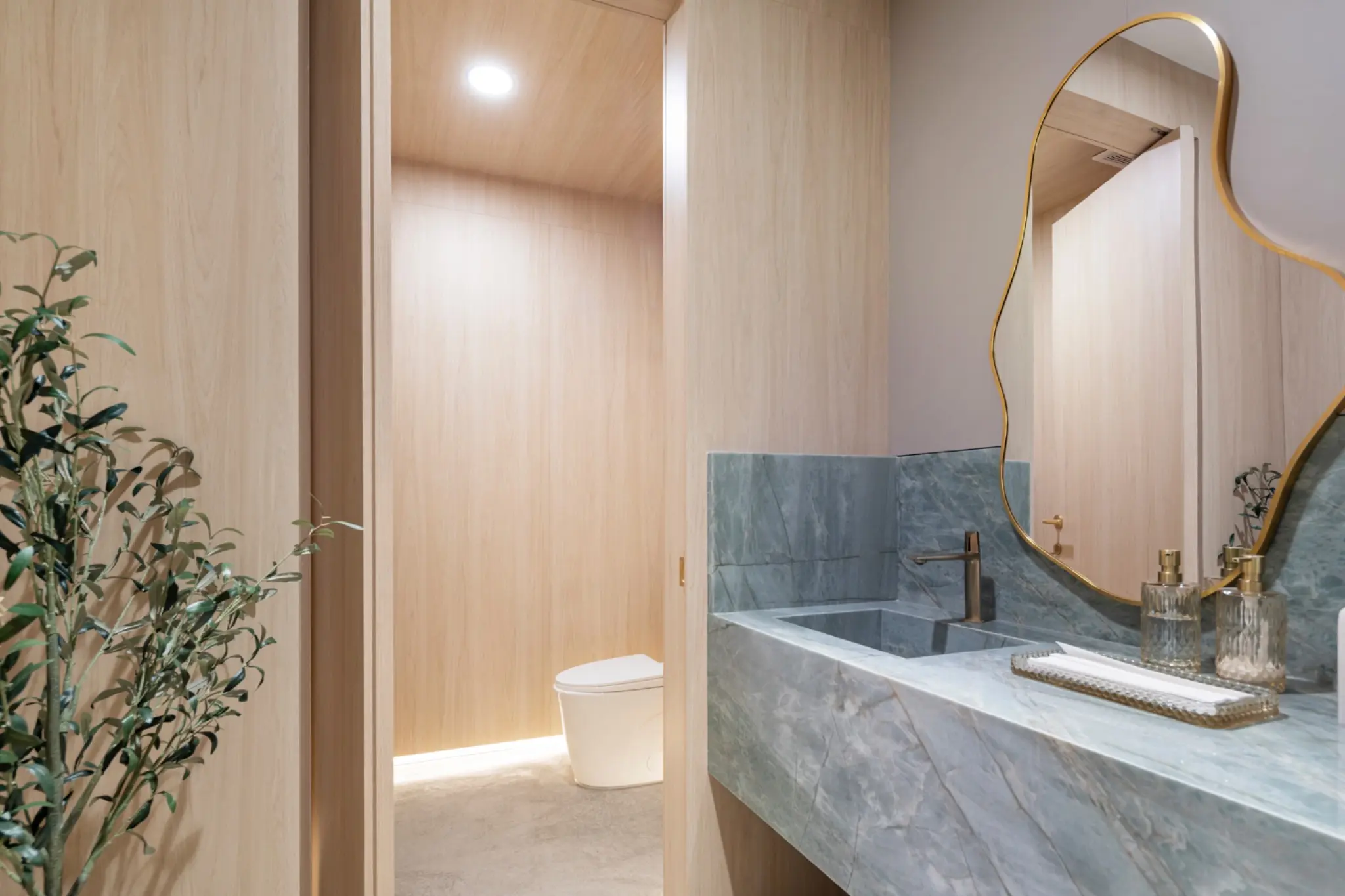 Marcenaria planejada, acabamentos e ambientes do showroom da SCA Orlando